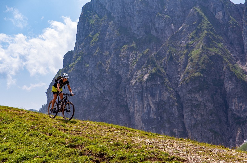 Ein Downhiller Mountainbike
